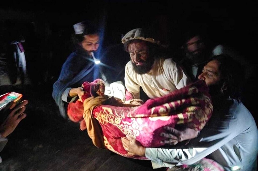 阿富汗發生規模6.1強震，國營巴克大通訊社發出民眾自災區撤出傷者的照片。（美聯社）