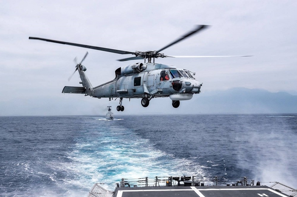 海軍S-70C反潛直升機於22日下午失事墜機，其中4人受傷，一人燒燙傷面積達90至95%。（海軍艦隊提供）