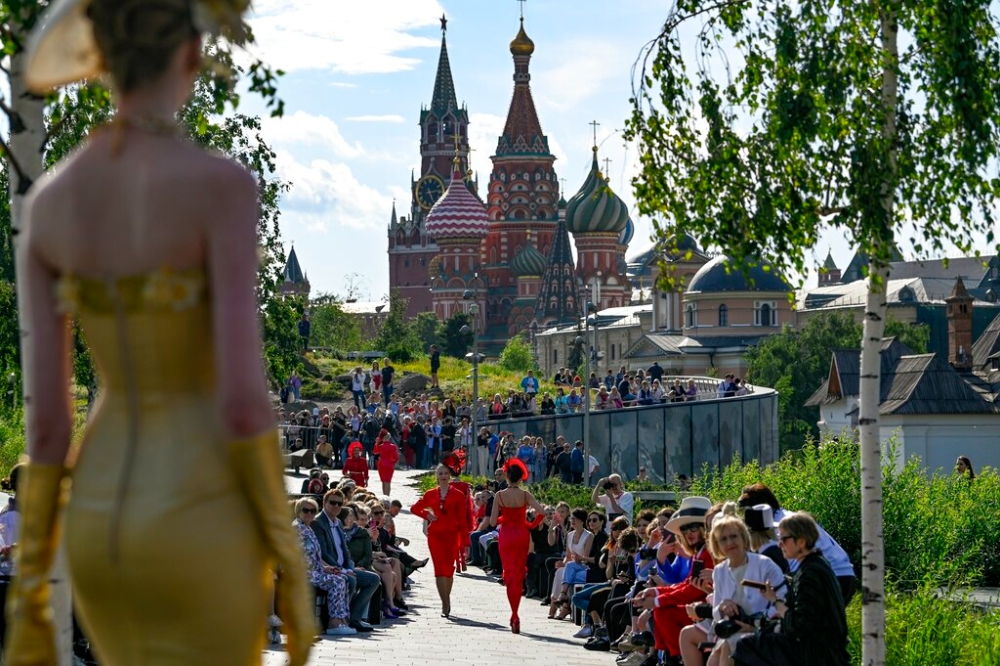莫斯科20日在红场附近的公园举行时装周（美联社）(photo:UpMedia)