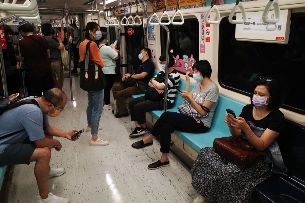 台北捷運車廂內部，戴口罩保護自己也保護別人。（資料照片／蔣銀珊攝）