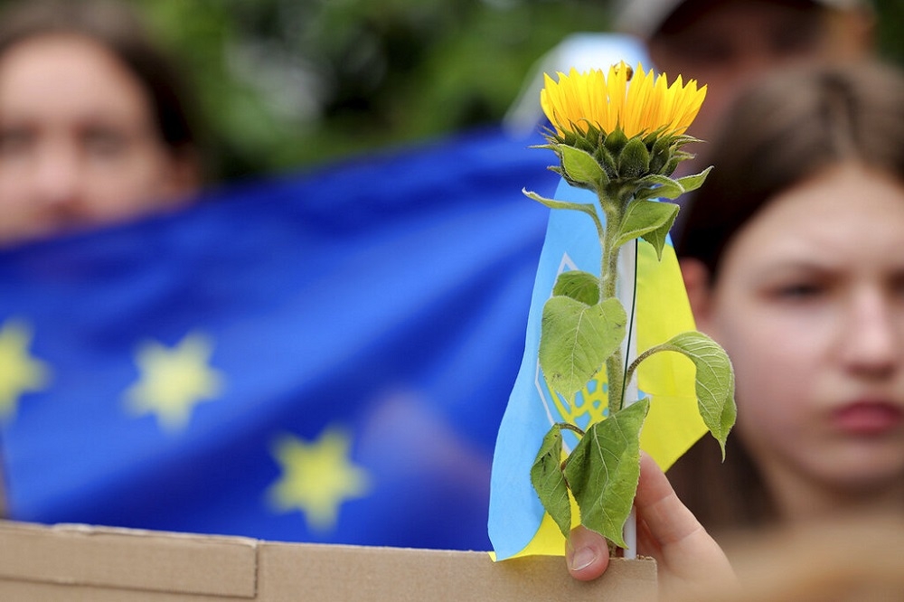 歐盟峰會23日於比利時布魯塞爾召開，會議前有許多民眾到場外聲援烏克蘭。（美聯社）