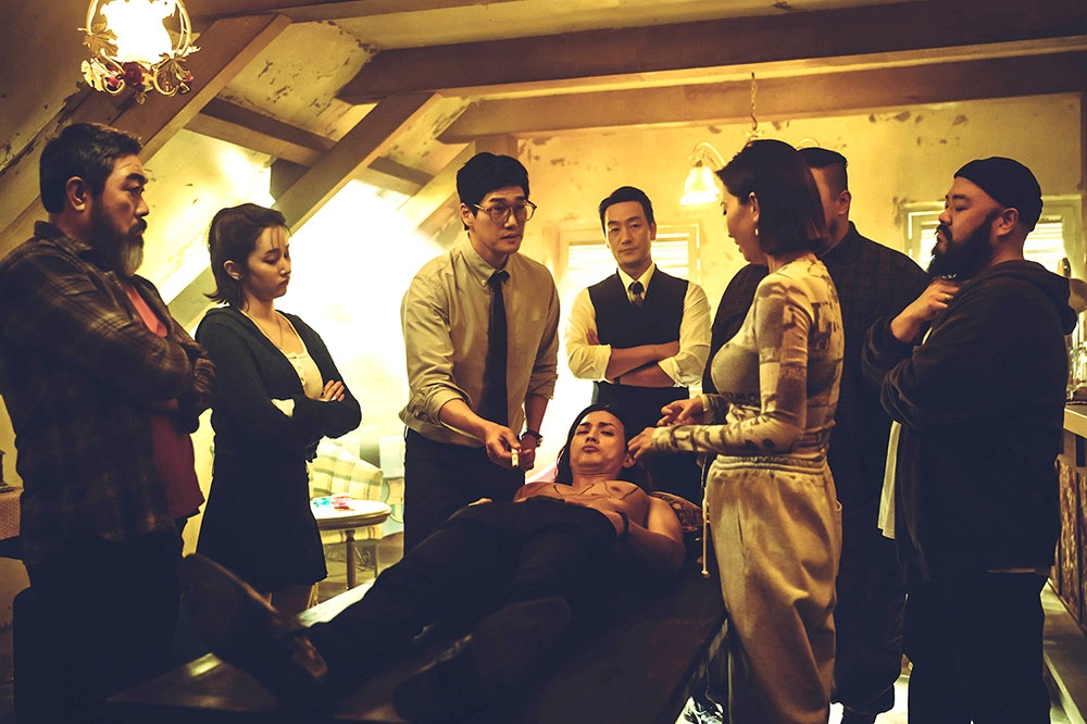 在《紙房子：韓國篇》中，劉智泰（左三）領軍朴海秀（左四）等人密謀劫財，藉此推翻有錢人只會更有錢的不公平社會。（Netflix提供）