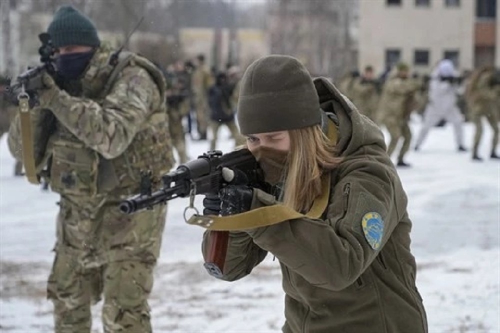 烏克蘭女兵在基輔近郊接受軍事訓練。（美聯社）