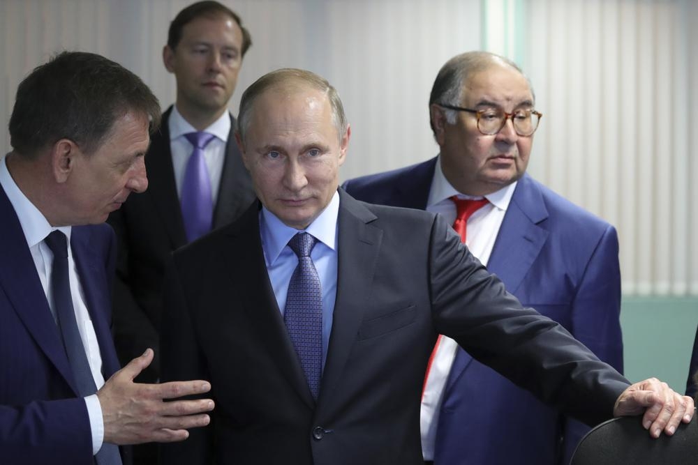 俄羅斯富商阿利舍爾·烏斯馬諾夫（右後一）一輛價值55萬英鎊、同時可承受兩枚手榴彈攻擊的賓士被義大利政府查扣。（維基百科）