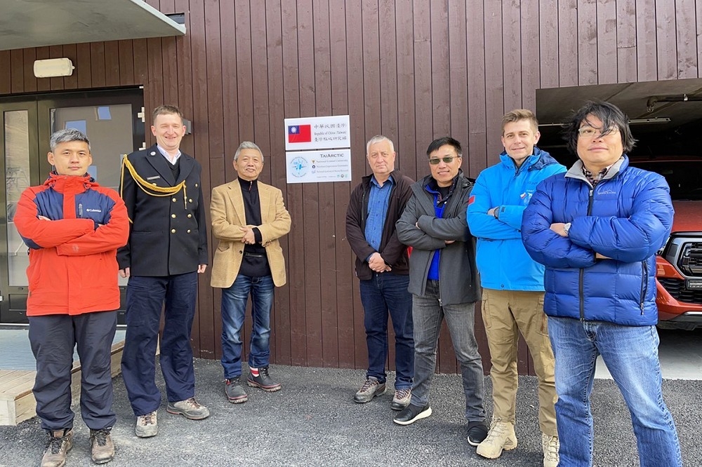 國立中央大學、國家海洋研究院與波蘭哥白尼大學共同合作的第一座台灣極地研究站於25日於北極的冷岸群島正式揭牌成立。（中央大學地科學院提供）