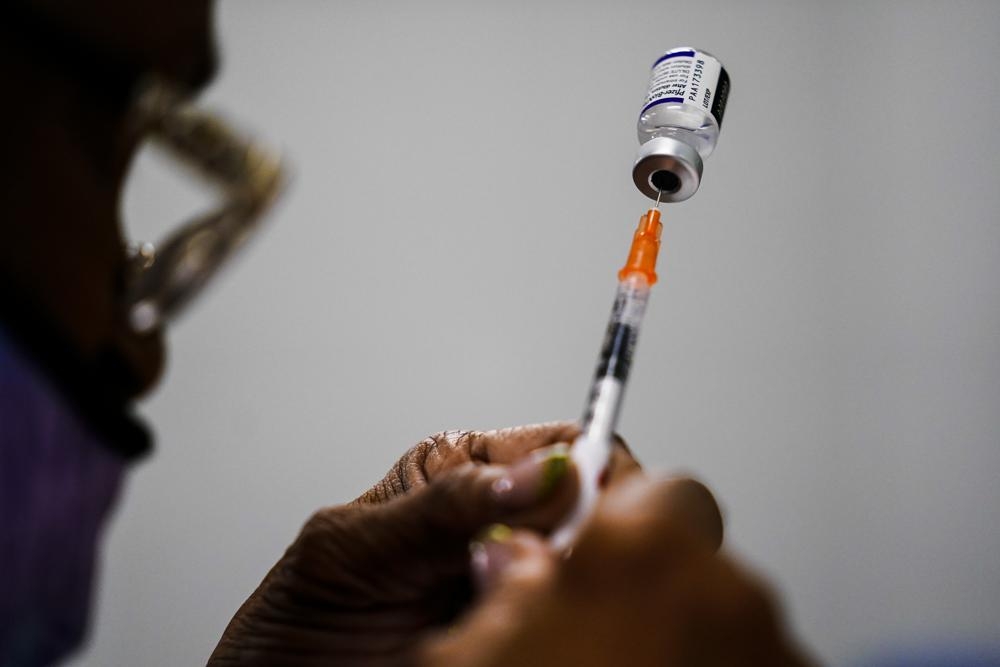 醫院準備針筒打輝瑞新冠疫苗。各國政府開始評估今年秋冬的疫苗政策。（美聯社）