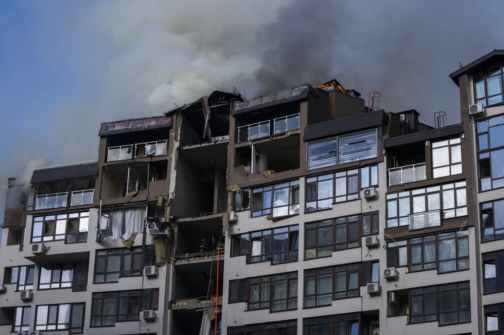烏克蘭首都基輔26日清晨遭遇俄軍砲襲，有民宅建物失火、部份毀損。（美聯社）
