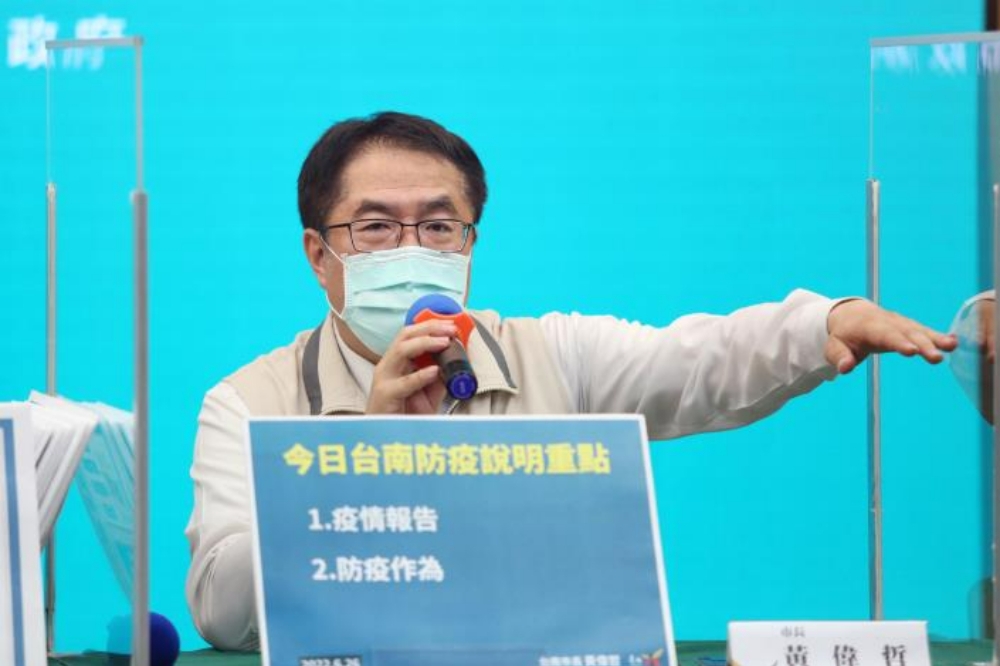 台南市長黃偉哲宣布，6月27日至8月31日，65歲以上長者接種第三、四劑疫苗就可參加抽獎活動。（台南市政府提供）