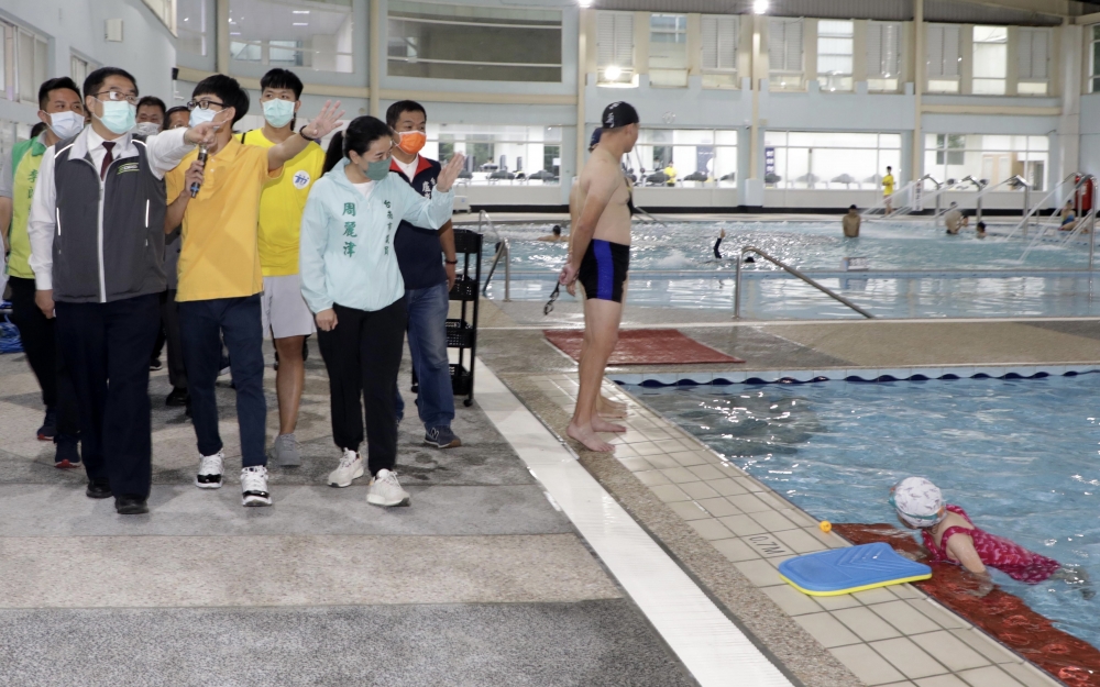 炎炎夏日來臨，台南市立游泳池提供市民一處強身健體、玩水消暑的空間，今日試營運的第一天，就已有不少民眾前來游泳運動。(台南市政府提供)