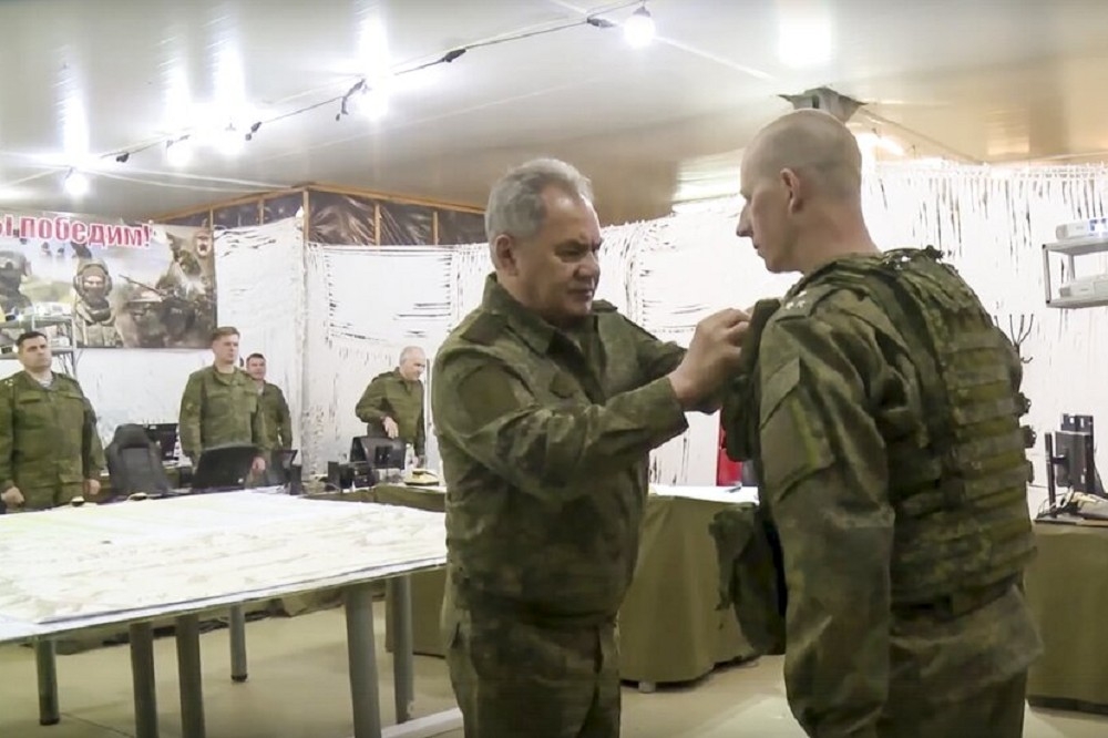 俄國國防部發布影像，顯示防長蕭依古到烏克蘭視察俄國作戰部隊，頒發獎章給戰士。（美聯社）