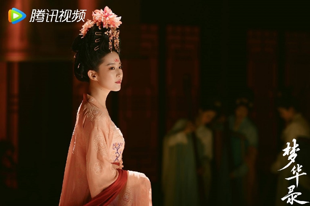 中國女星劉亦菲、陳曉主演的《夢華錄》從開播至完結篇一路大獲好評，其中劉亦菲在花月宴的絕美妝容受到網友一致稱讚，認為她演活了唐代仕女圖。（取自夢華錄微博）