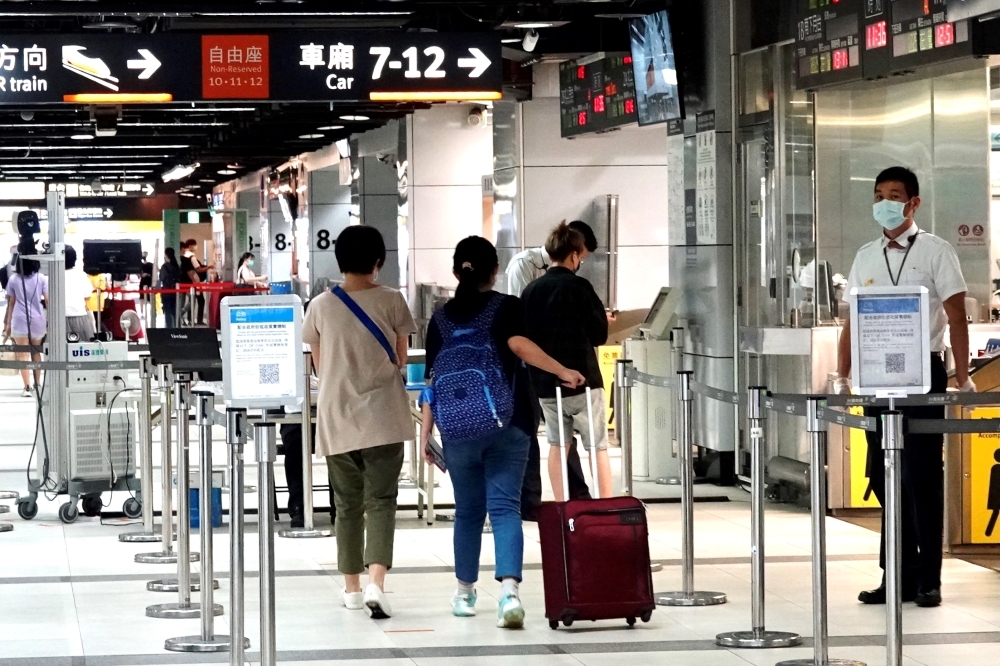 台灣高鐵今夏祭出回數票加碼優惠，購買回數票的旅客可獲得車票折價券。（資料照片／王侑聖攝）