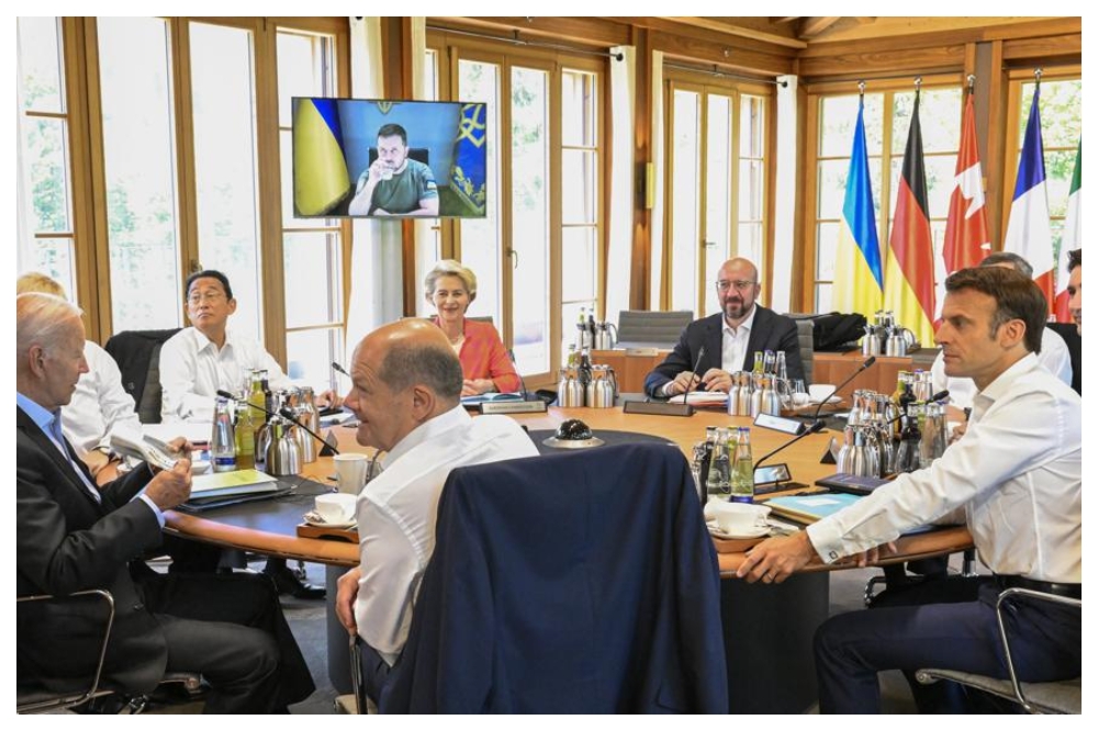 烏克蘭總統澤倫斯基和在德國召開的Ｇ7峰會領袖舉行視訊會議。（美聯社）