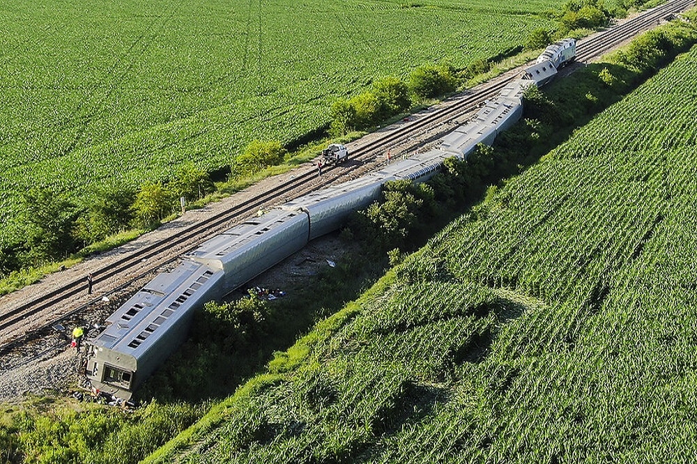 美國一輛火車在密蘇里州發生脫軌事故，這是2天內的第2起類似意外。（美聯社）