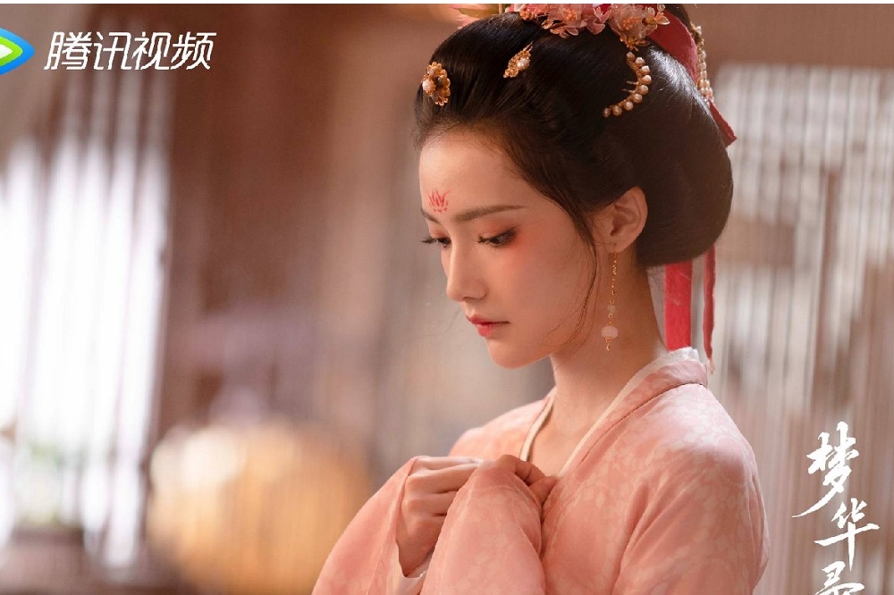 中國女星加奈從劉亦菲、陳曉主演的古裝劇《夢華錄》出道，20歲的她超齡演出花魁「張好好」獲好評，她受訪曝劉亦菲私下的暖心面。（取自夢華錄微博）
