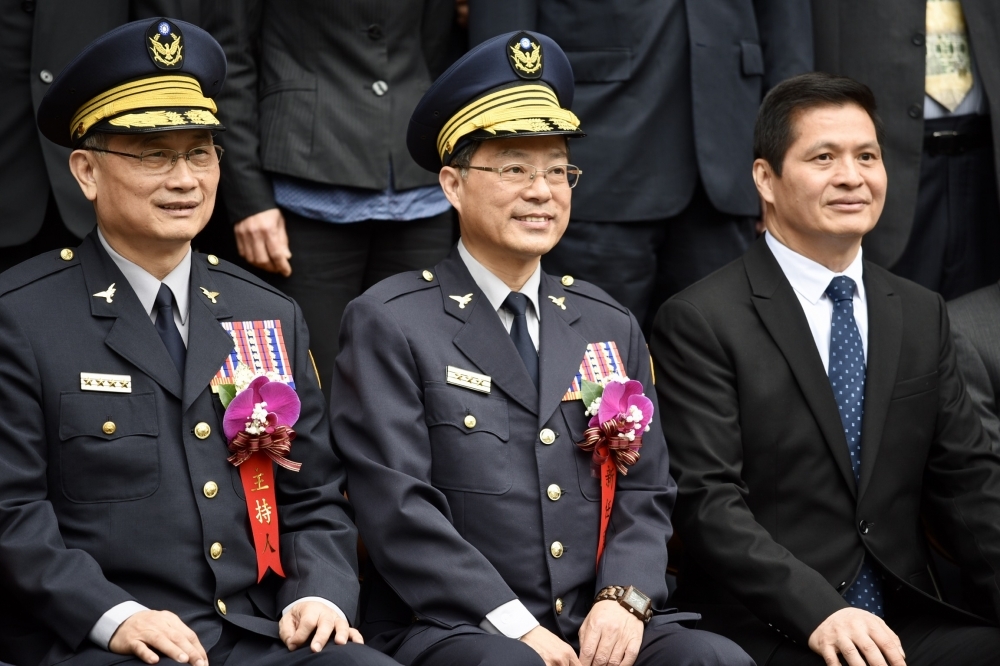 現任警政署長陳家欽（左）明天退休，確認由高雄市警局長黃明昭（中）接任。（資料照片／張文玠攝）