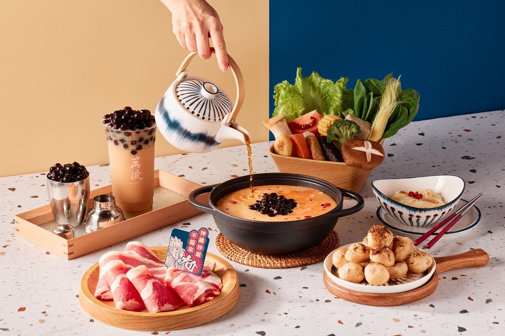 「尬鍋」與「萬波」首度聯名推出『啵霸辣奶鍋』系列產品。（尬鍋提供）