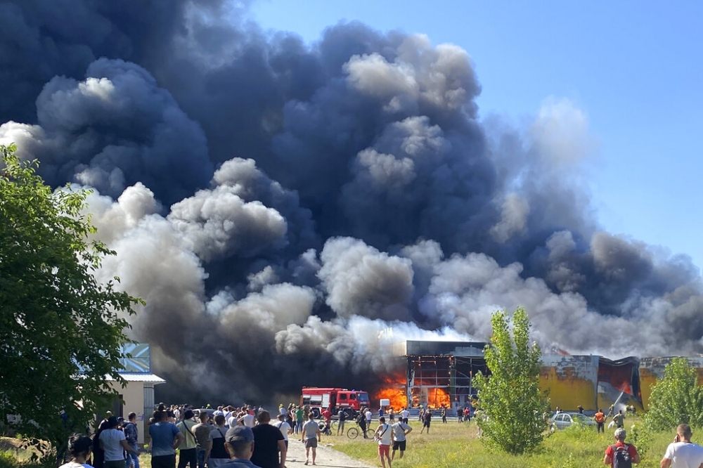 烏克蘭一間購物中心遭俄羅斯飛彈襲擊，攻擊當下至少有一千人在內。（美聯社）