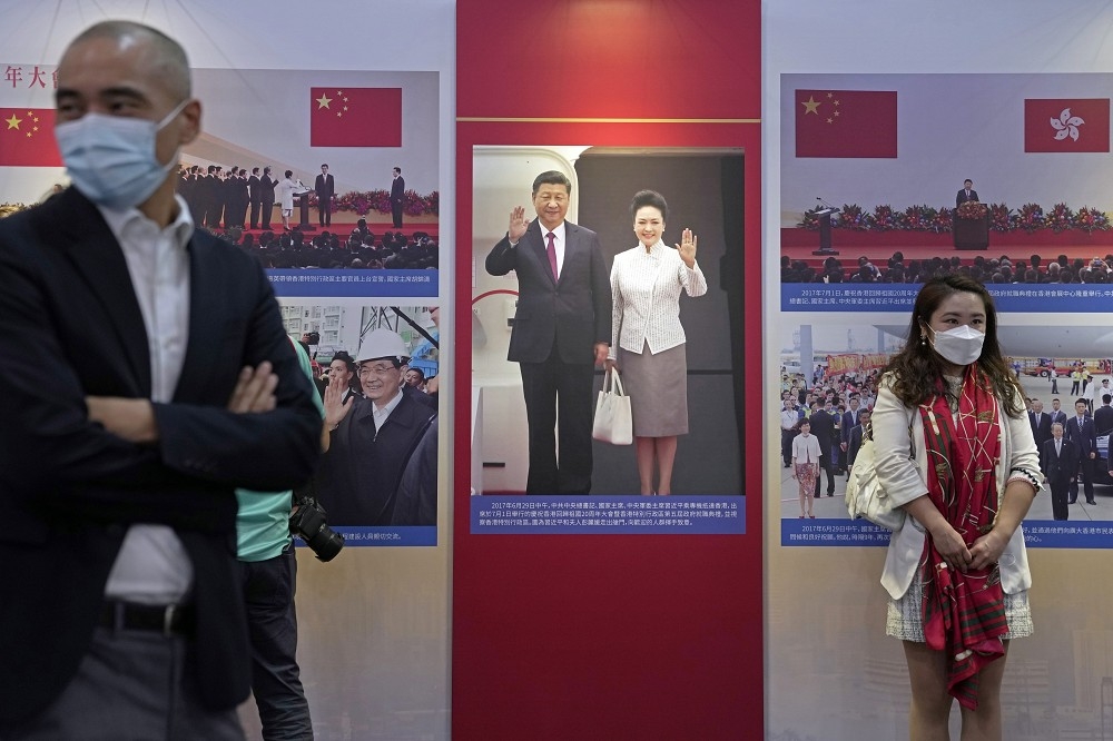 香港有展场举办庆祝回归活动，挂出习近平夫妇的海报。（美联社）(photo:UpMedia)