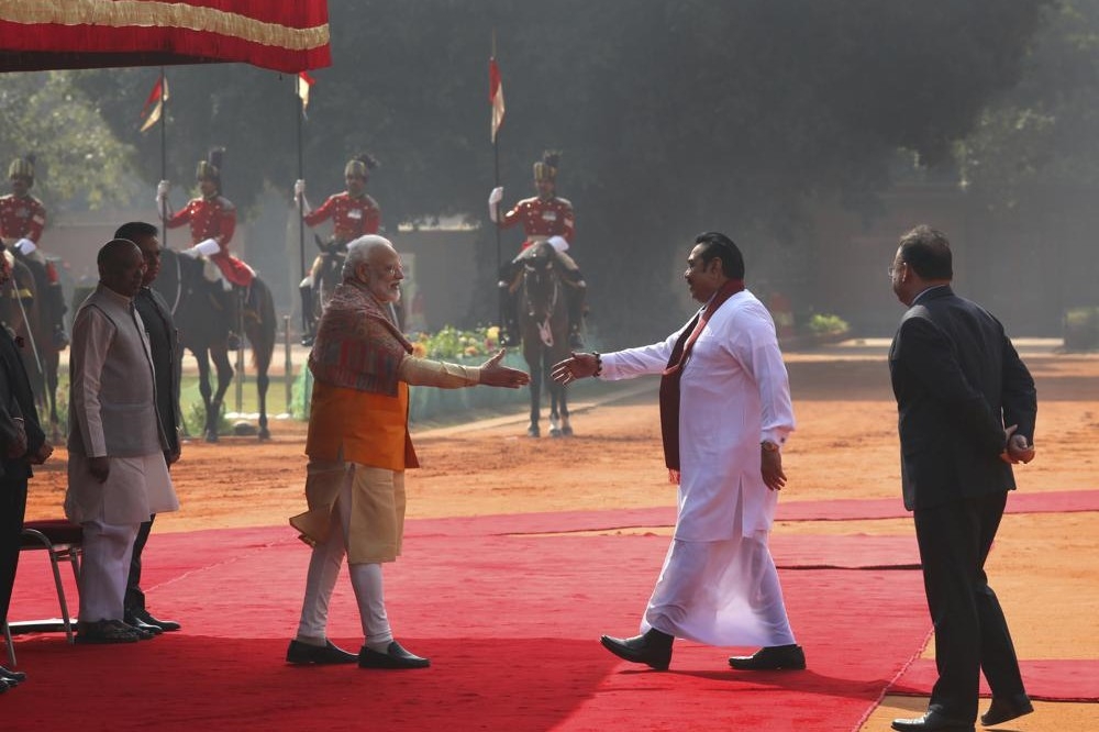 時任斯里蘭卡總理拉賈帕克薩 2020年2月訪問印度時，接受印度總理莫迪（左）迎接。（資料照片／美聯社）