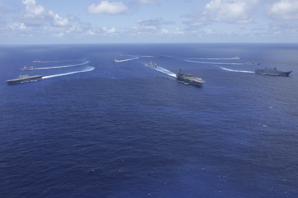 美國航母林肯號打擊群和日本、澳洲軍艦在夏威夷海域。（取自RIMPAC推特）