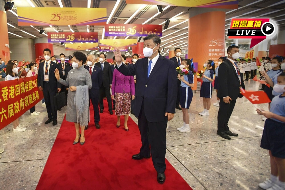 中國國家主席習近平30日偕夫人彭麗媛，搭乘高鐵抵達香港西九龍站，由香港特首林鄭月娥及其丈夫林兆波親自迎接。（美聯社）