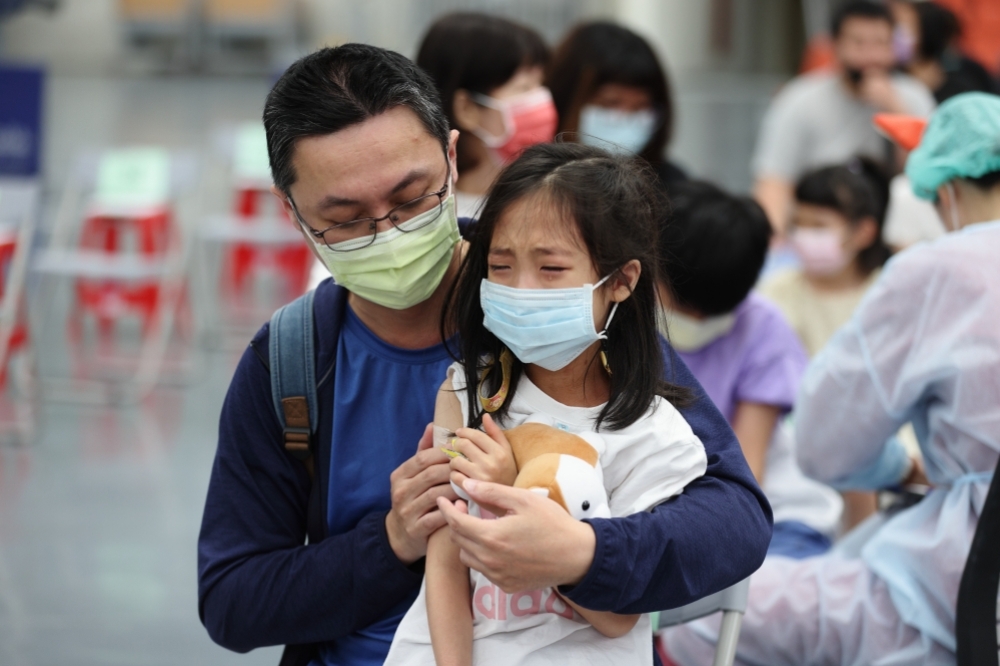 中國醫藥大學兒童醫院指出，有些兒童罹患新冠肺炎康復後，會有手腳脫皮、易受驚嚇的後遺症。圖非確診者。（資料照片／陳愷巨攝）