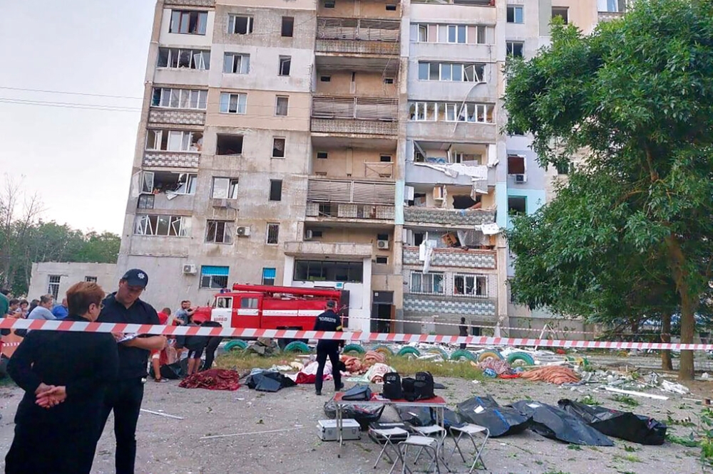 俄軍1日發射飛彈擊中烏克蘭一住宅大樓造成平民傷亡（美聯社）