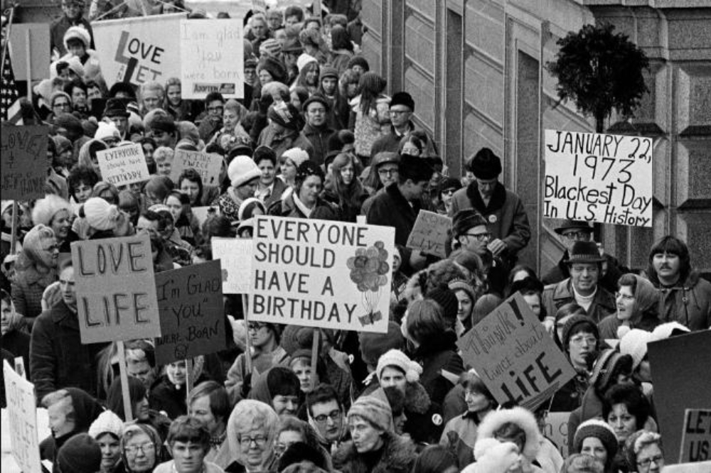 1973年裁決結果出爐後，明尼蘇達州湧入約5千名反墮胎民眾抗議（美聯社）