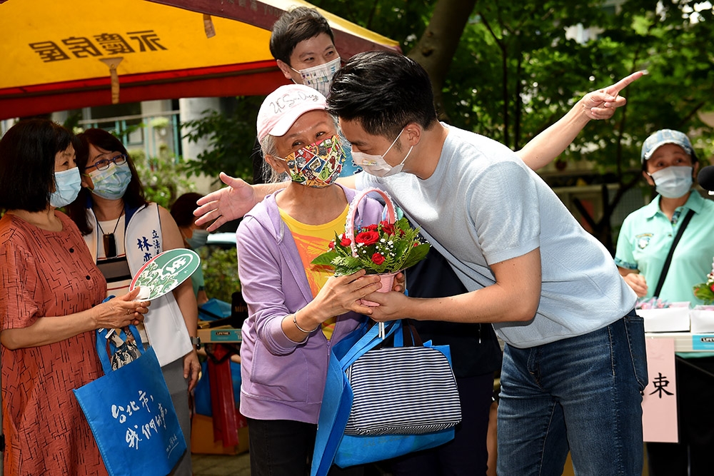 國民黨台北市長參選人蔣萬安出席大安區全安里「感恩母親節活動」與里民朋友親切互動。（攝影／張哲偉）
