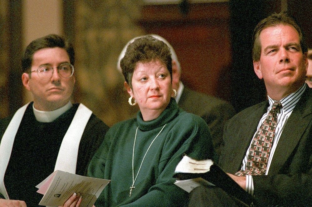 1996年，諾瑪．麥考維（中）和福音派牧師申克（左）及反墮胎團體領袖班能（右），在喬治城大學參加反墮胎活動。（美聯社）