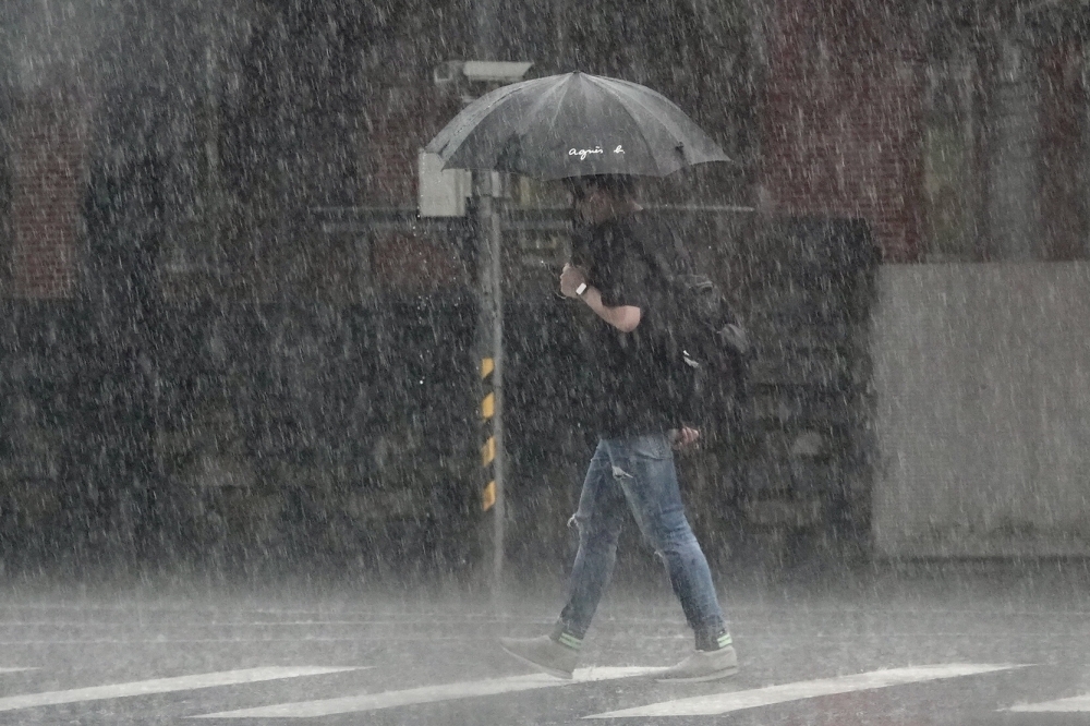 雨神還沒走！雙颱轉向廣東日本　中南部慎防大雨成災