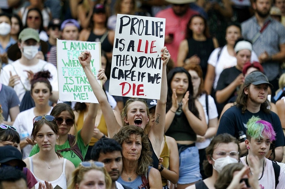 反對墮胎人士自稱「支持生命」，抗議最高法院推翻羅訴韋德案的年輕女孩手舉標語「支持生命是個謊言，他們根本不在乎我們死活」。（美聯社）