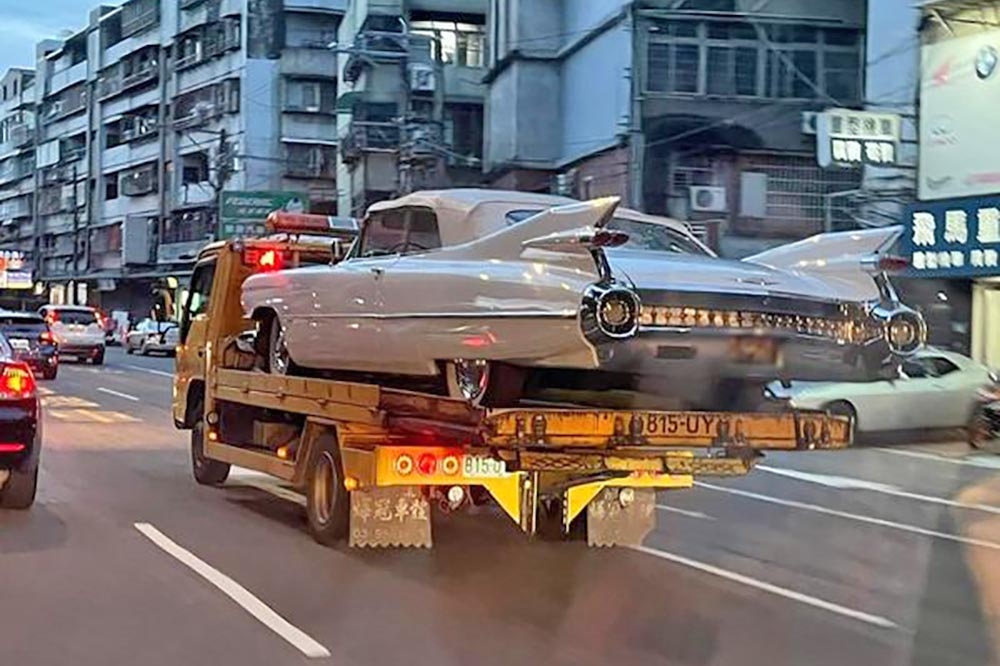 網友在台北街頭驚見1955年的凱迪拉克，不少人猜測是周杰倫的車。（取自爆料公社）