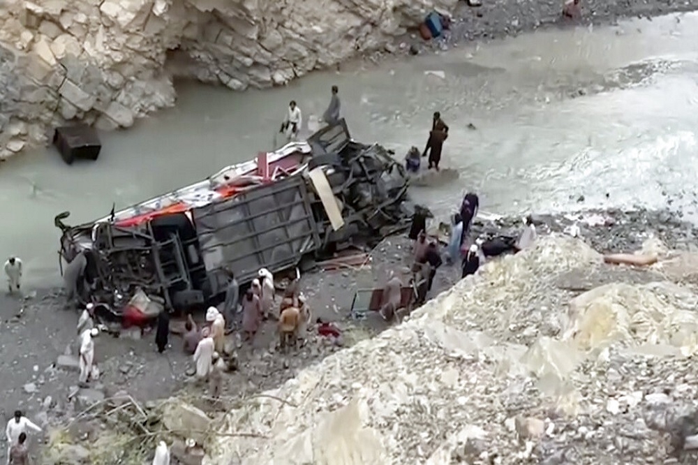 巴基斯坦西南部一輛巴士因天雨路滑，不慎墜落山谷。（美聯社）
