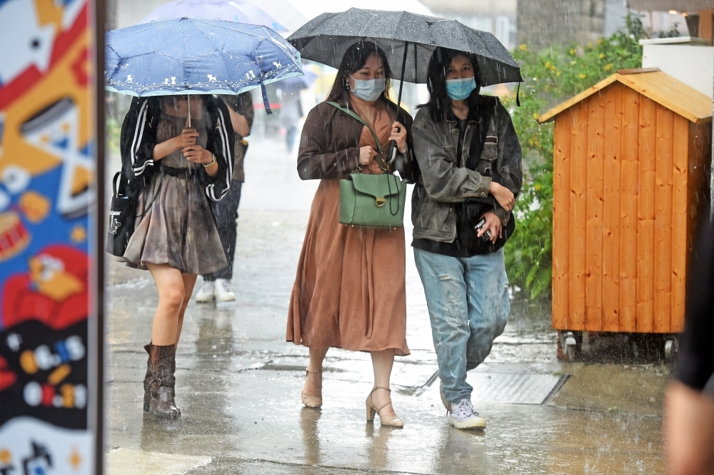 氣象局4日針對台南、高雄、屏東等地發布大雨特報。（資料照片／張哲偉攝）