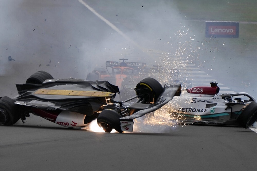中国赛车手周冠宇在英国大奖赛比赛时发生严重车祸。（美联社）(photo:UpMedia)