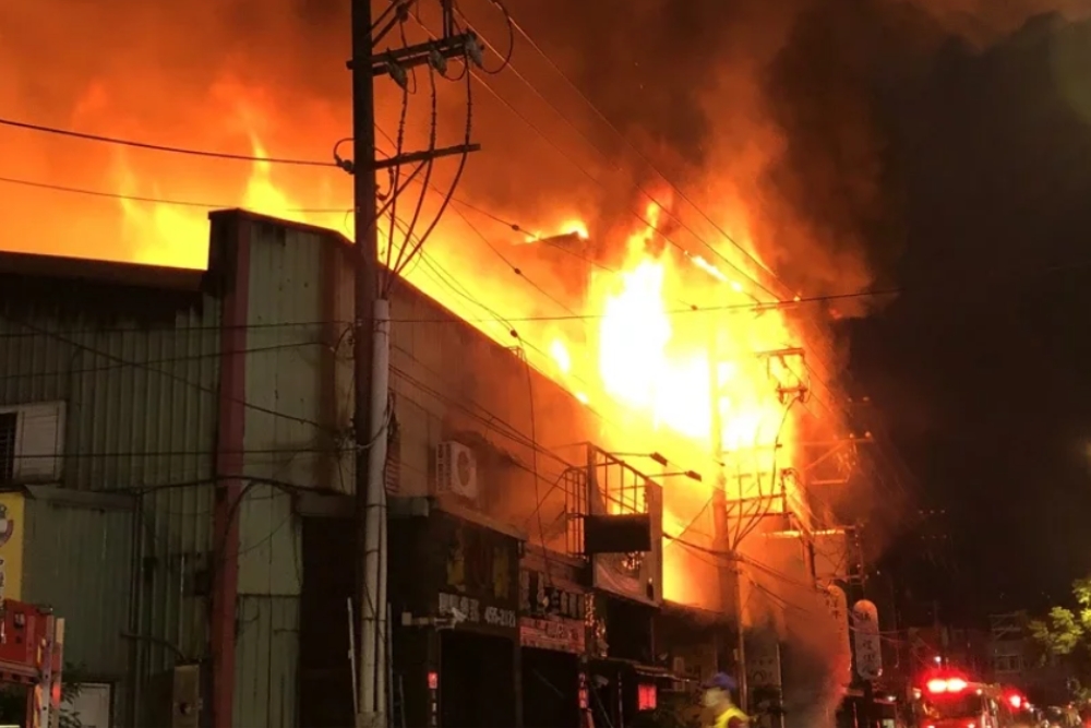桃園市中壢區2層樓鐵皮屋4日發生火災，延燒6間禮儀公司。（翻攝畫面）