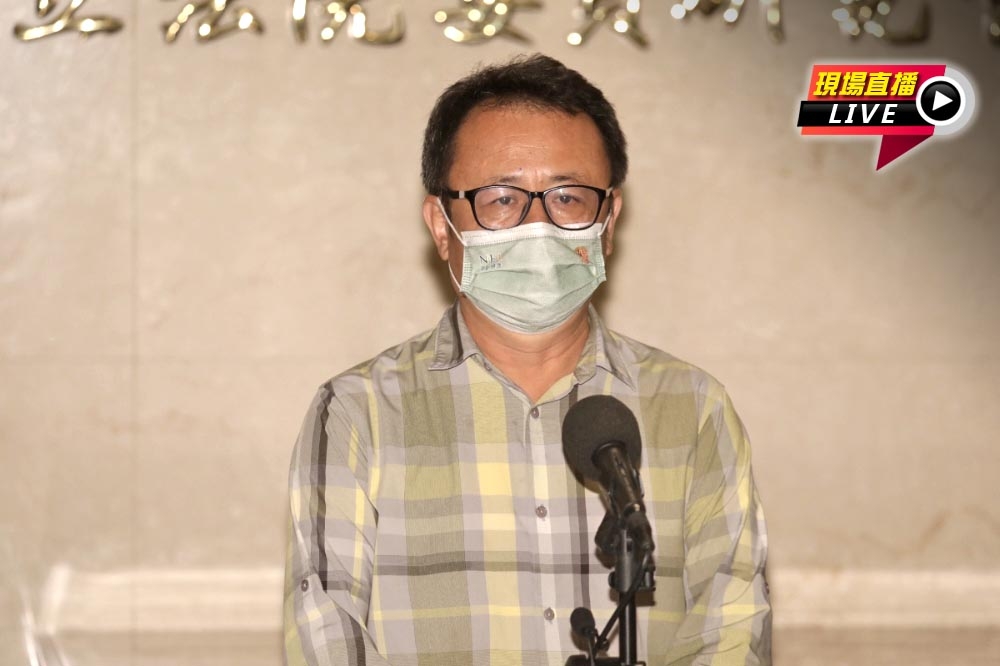 賴坤成4日召開記者會，向民進黨爭取台東縣長提名。（王侑聖攝） 