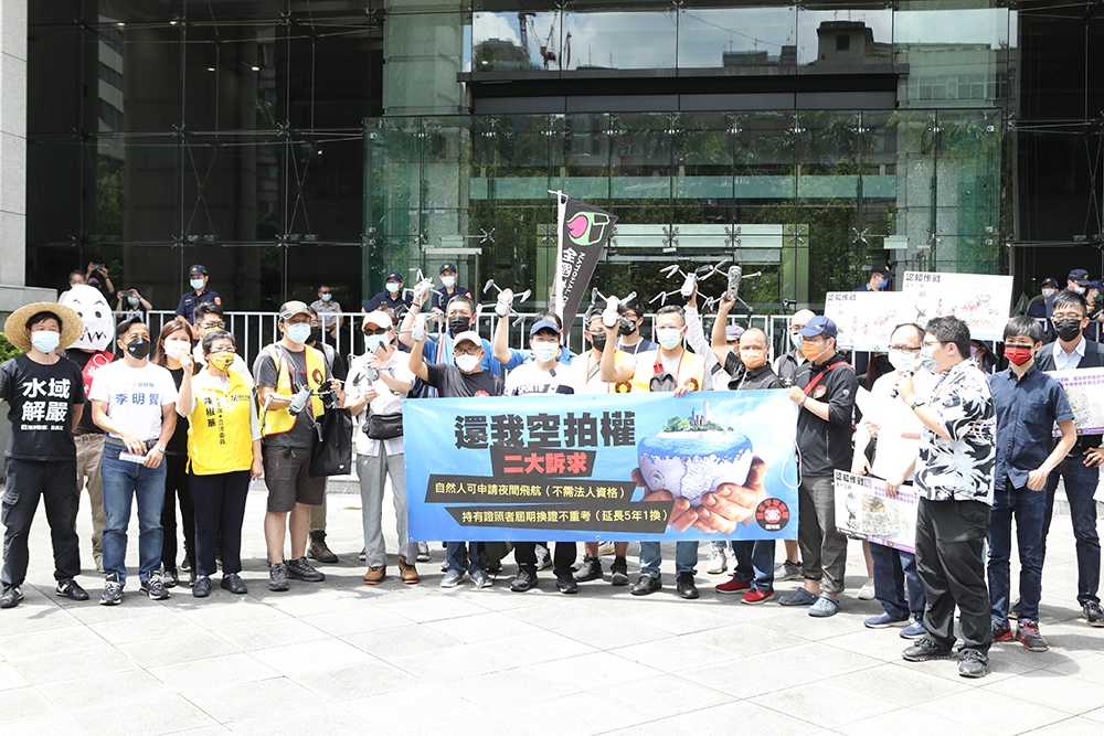 台灣機車路權促進會主辦的交通解嚴大遊行將在7月9日登場，響應遊行的眾多交通團體4日在交通部門口召開記者會說明訴求。（王侑聖攝）