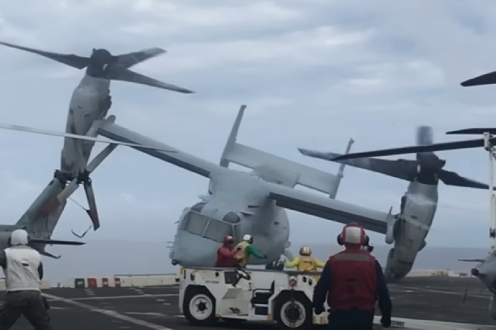 美海軍陸戰隊MV-22魚鷹式傾斜旋翼機降落意外。（截自Triple-Fatal Crash of V-22 Osprey影片）