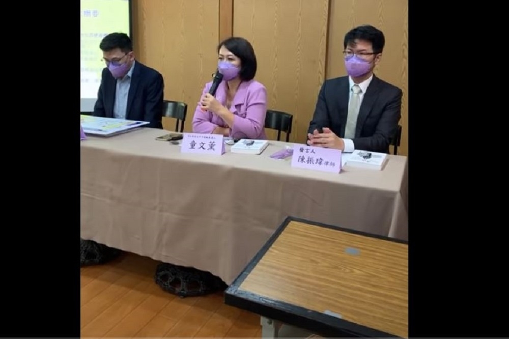 人權律師童文薰1日舉行記者會宣布參戰台北市長，竟傳出今天（4日）遭市調處約談。（取自童文薰You Tube）