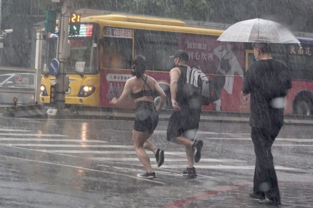 受西南風影響，今日南部地區及恆春半島有局部大雨發生，提醒民眾謹防雷雨。（資料照片／王侑聖攝）