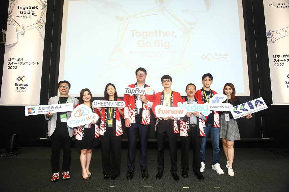 中華開發創新加速器左一、右一及投資戶新創代表（左至右）CloudMile 、Greenvines、TapPay、FunNow、KKday、Crescendo Lab連袂出席日本Together, Go Big. 新創活動。（中華開發金控提供）
