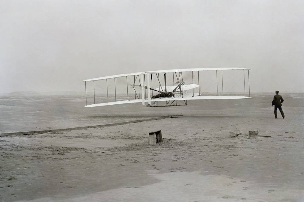 莱特兄弟「飞行者一号」的首次飞行。摄于1903年12月17日。（图片取自维基百科）(photo:UpMedia)