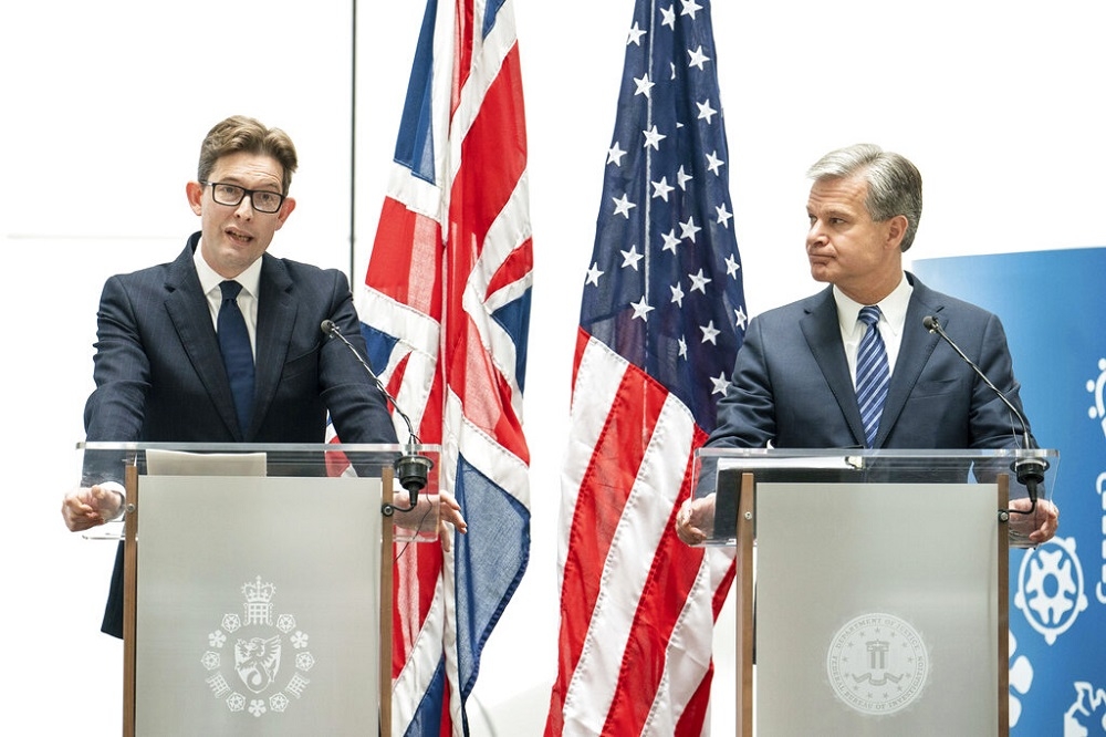 英國軍情五處處長麥卡勒姆（左）和美國聯邦調查局局長瑞伊（右）召開聯合記者會。（美聯社）