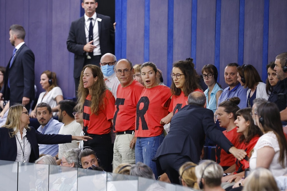 一群環保人士身穿子母上衣露出「背叛」（betrayal）一詞，批評歐盟背棄氣候承諾。（美聯社）