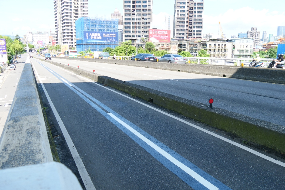 新北市交通局表示，7日己取消重新橋機慢車道上引道雙白線。（新北市交通局提供）