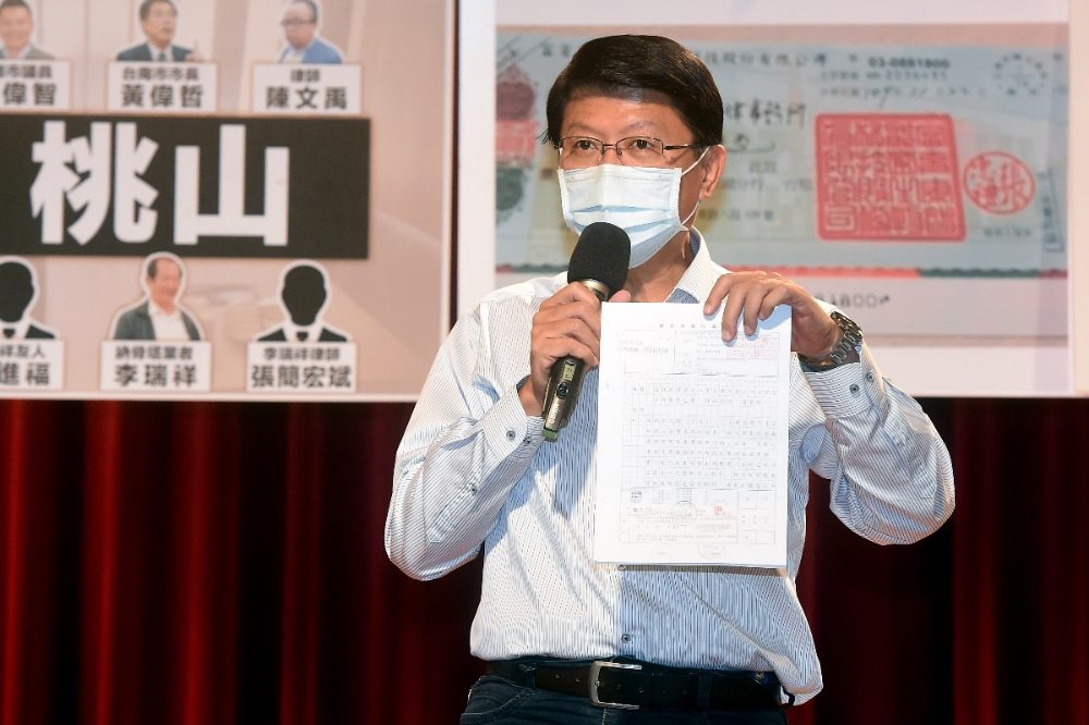 謝龍介指控台南市長黃偉哲涉收賄案，被提及的啟承建設、宏宇法律將提告以證清白。（張哲偉攝）