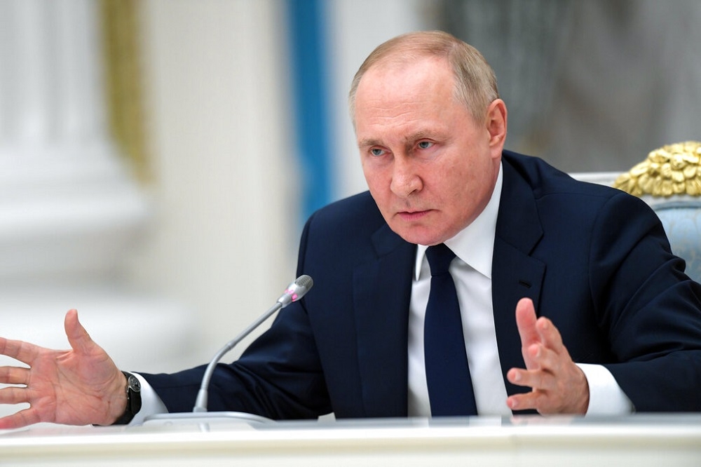 俄國總統普丁對下議院國家院的議員發表演說。（美聯社）
